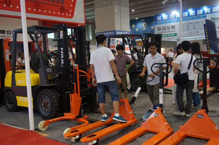 牛力展位現場_展品包括：內燃叉車，全電動搬運車，全電動升高車，手動搬運車，電子秤搬運車，腳輪等。